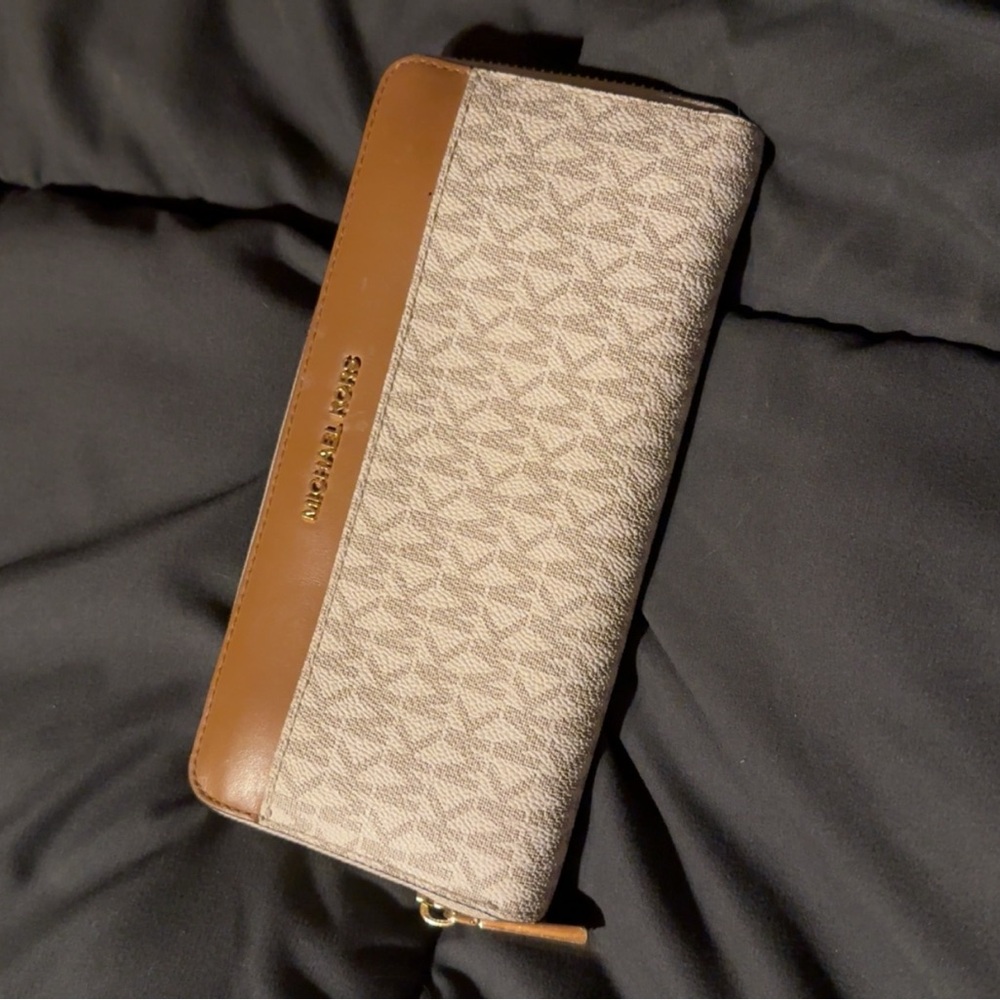 Michael kors wallet like new! No stains
